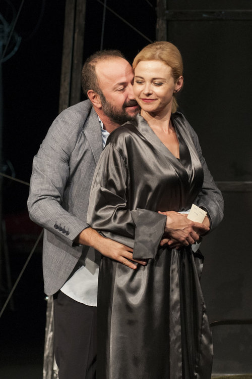 Новогодишен бонус в театъра и премиера през януари