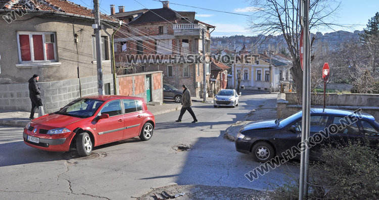 Сеат проспа “стоп” и се заби в рено до старата баня в Хасково