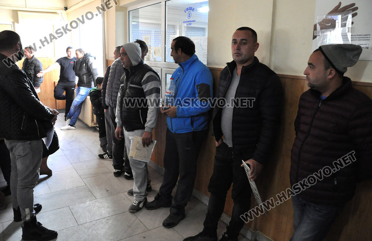 Опашки се извиха в КАТ, регистрират над 110 коли за ден