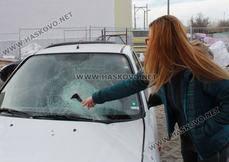 Валентина показва щетите върху колата след инцидента на 10 декември, снимка -архив