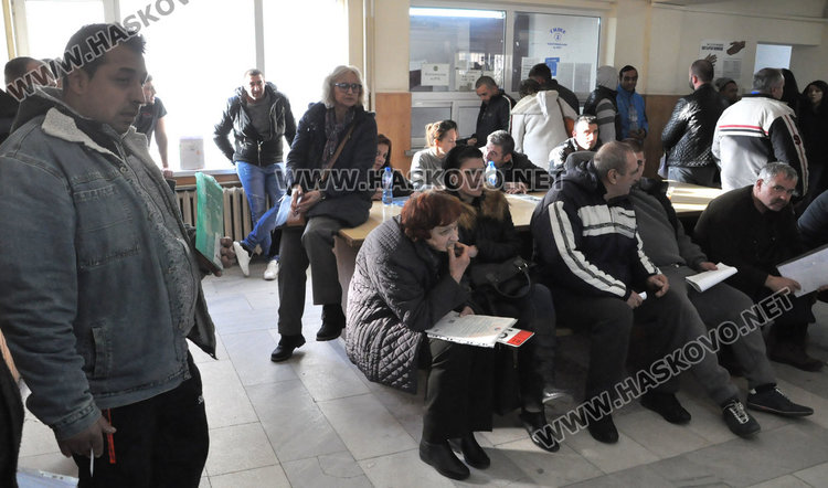 Опашки се извиха в КАТ, регистрират над 110 коли за ден