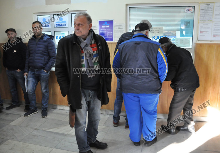 Опашки се извиха в КАТ, регистрират над 110 коли за ден