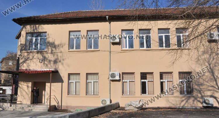 От понеделник - 8 януари от 18 часа  ще бъде подновено обучението по английски език, което се провежда в бившето училище "Климент Охридски"