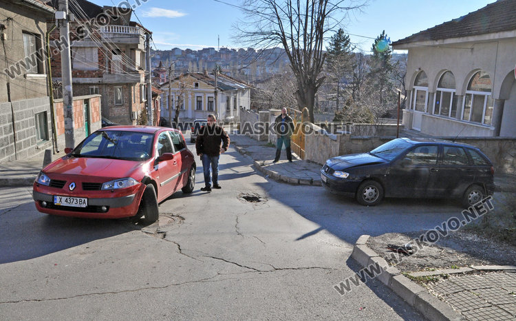 Сеат проспа “стоп” и се заби в рено до старата баня в Хасково