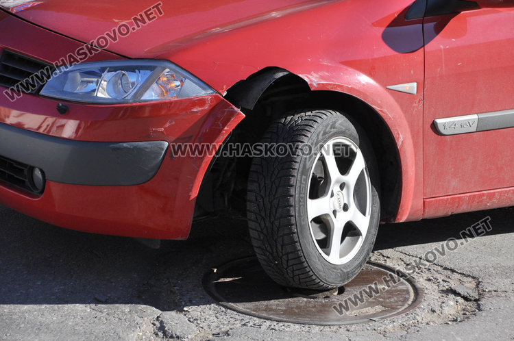 Сеат проспа “стоп” и се заби в рено до старата баня в Хасково