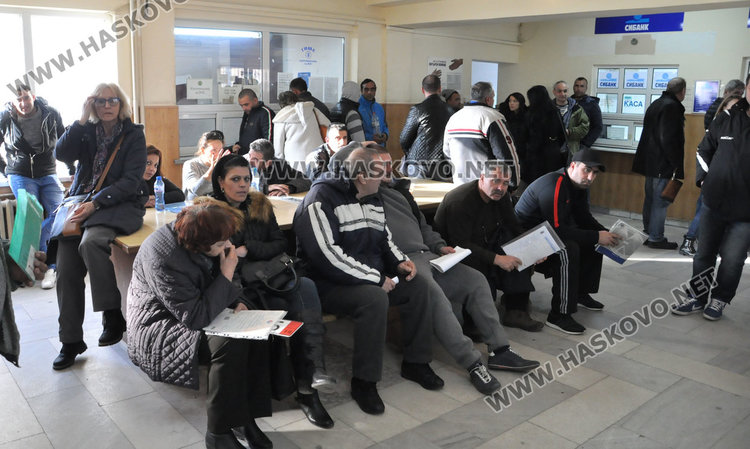 Опашки се извиха в КАТ, регистрират над 110 коли за ден