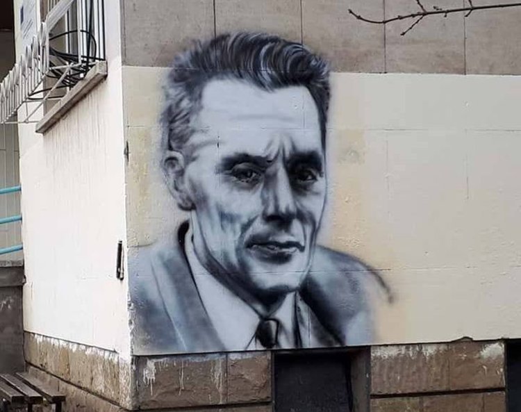 Димитровградчанин рисува върху фасадата на софийско училище