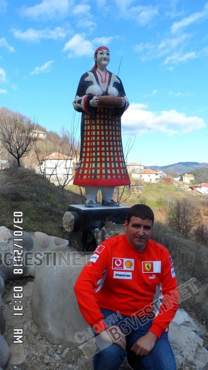 Снимката ни изпрати Павел Козарев, който с гордост е позирал до двуметровата родопчанка