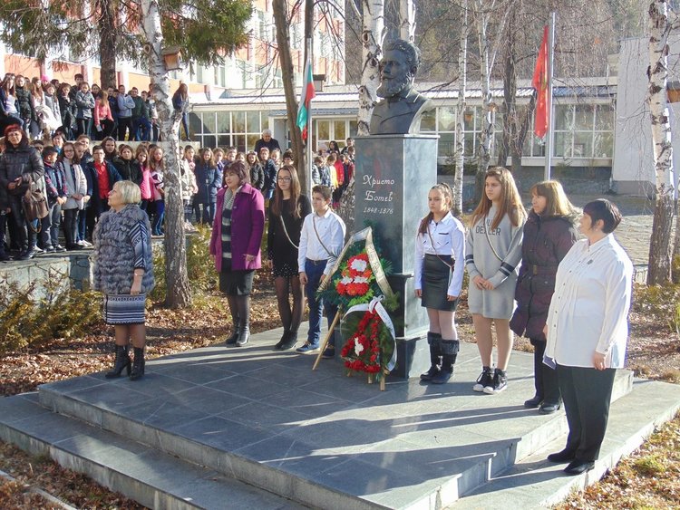 Девин се преклони пред подвига на Христо Ботев