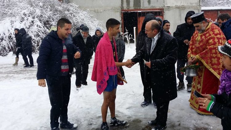 Победителят, които миналата година извади кръста от водите на река Банска, снимка -архив