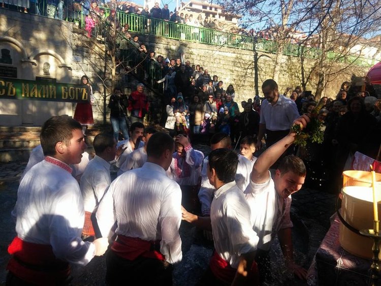 Мъжко хоро във водата в Момчиловци, варненец  хвана кръста в Смолян