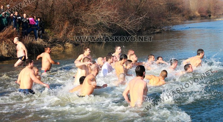 За втора поредна година Янислав извади кръста на Йордановден в Димитровград