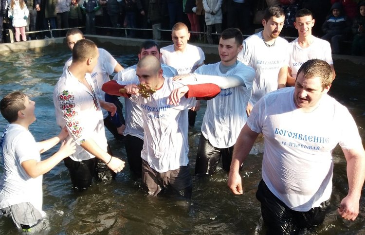 Бивш футболист спаси богоявленския кръст