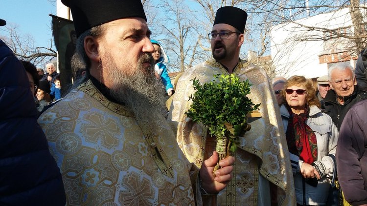 Бивш футболист спаси богоявленския кръст
