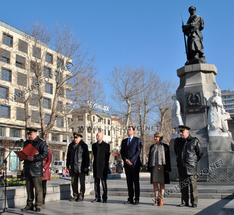 С водосвет осветиха бойните знамена на поделението в Хасково