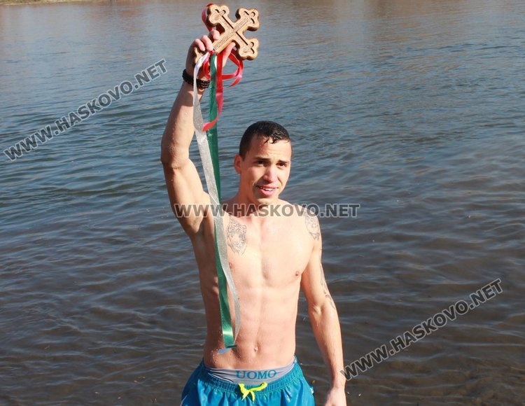 За втора поредна година 19 - годишният Янислав Георгиев извади Христовия кръст от водите на Марица в Димитровград