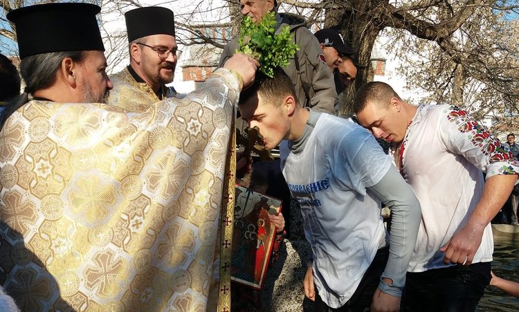 Бивш футболист спаси богоявленския кръст