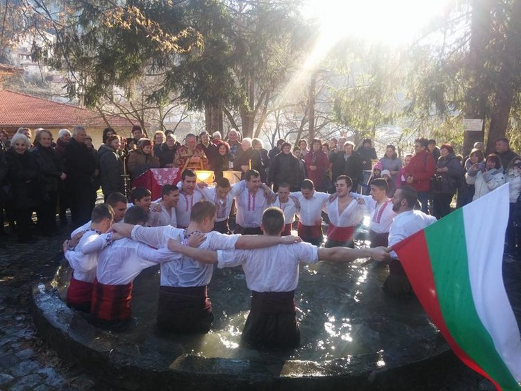 Мъжко хоро във водата в Момчиловци, варненец  хвана кръста в Смолян