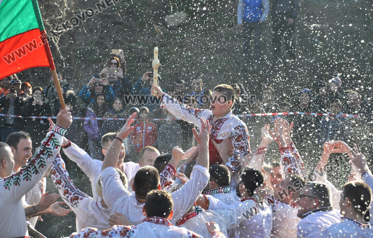  Второкласник спаси кръста в Харманли, мъжко хоро за 6-годишния Ангел