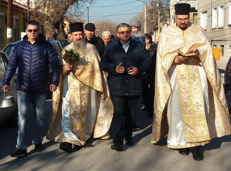 Бивш футболист спаси богоявленския кръст