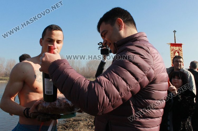 За втора поредна година Янислав извади кръста на Йордановден в Димитровград