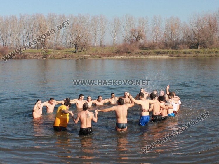 За втора поредна година Янислав извади кръста на Йордановден в Димитровград