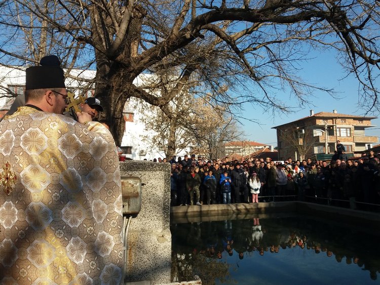 Бивш футболист спаси богоявленския кръст