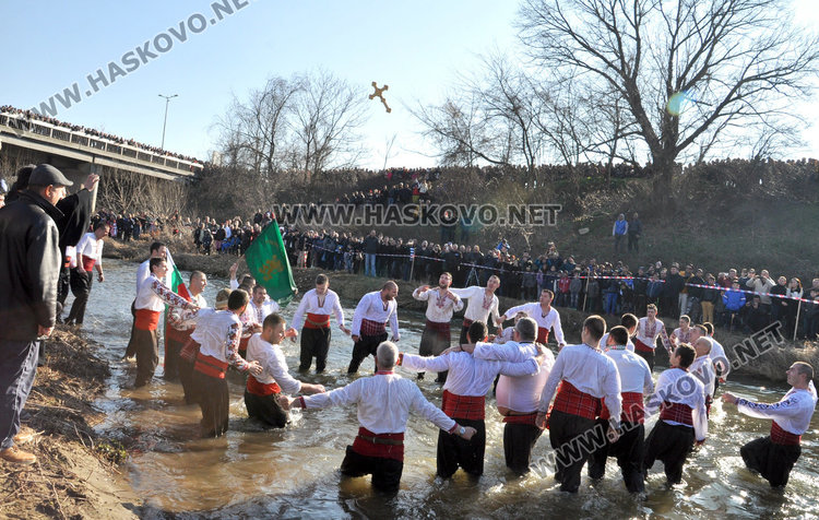  Второкласник спаси кръста в Харманли, мъжко хоро за 6-годишния Ангел
