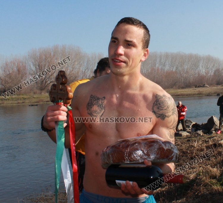 За втора поредна година Янислав извади кръста на Йордановден в Димитровград