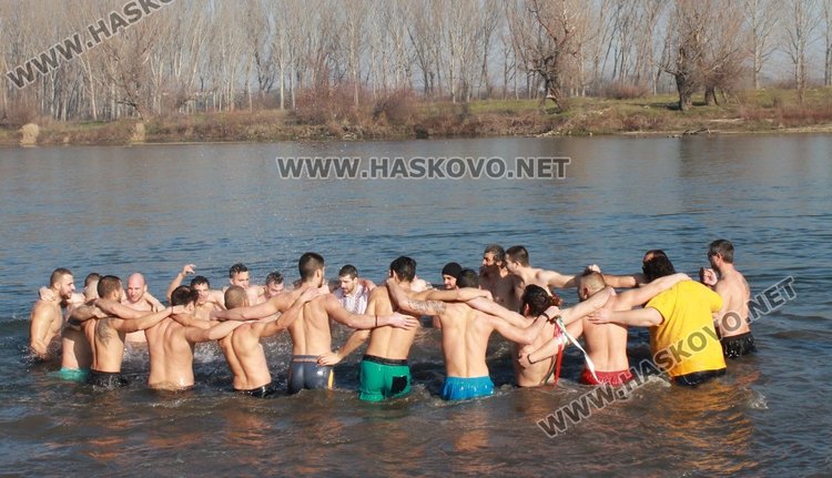 За втора поредна година Янислав извади кръста на Йордановден в Димитровград