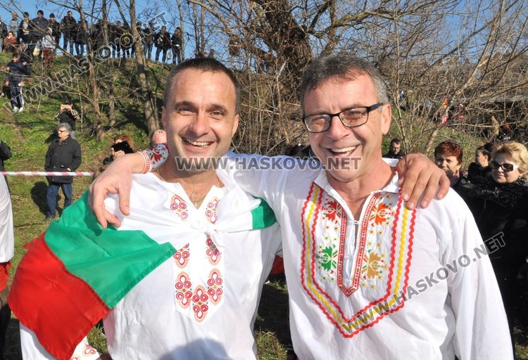 Двама димитровградчани сред участниците в мъжкото хоро в Харманли