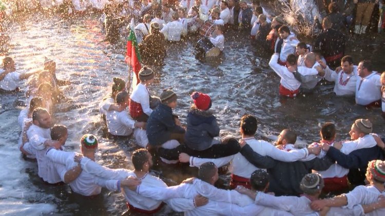 Деца поведоха леденото хоро в Калофер