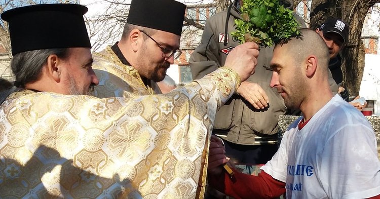 Бивш футболист спаси богоявленския кръст