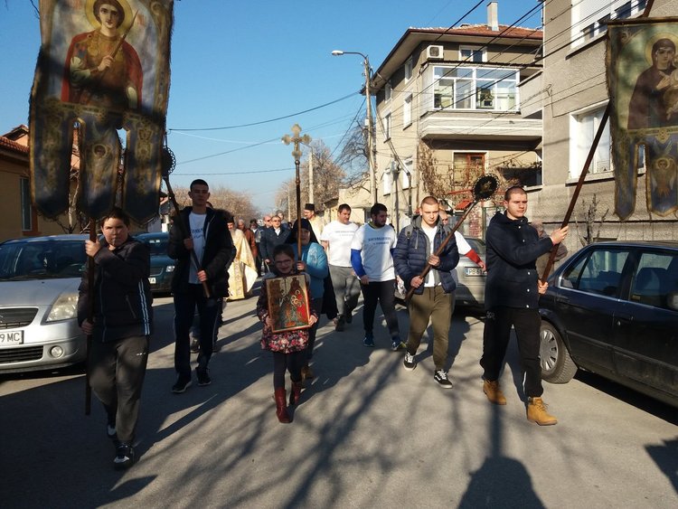 Бивш футболист спаси богоявленския кръст