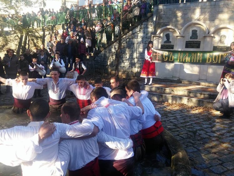 Мъжко хоро във водата в Момчиловци, варненец  хвана кръста в Смолян