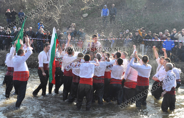  Второкласник спаси кръста в Харманли, мъжко хоро за 6-годишния Ангел