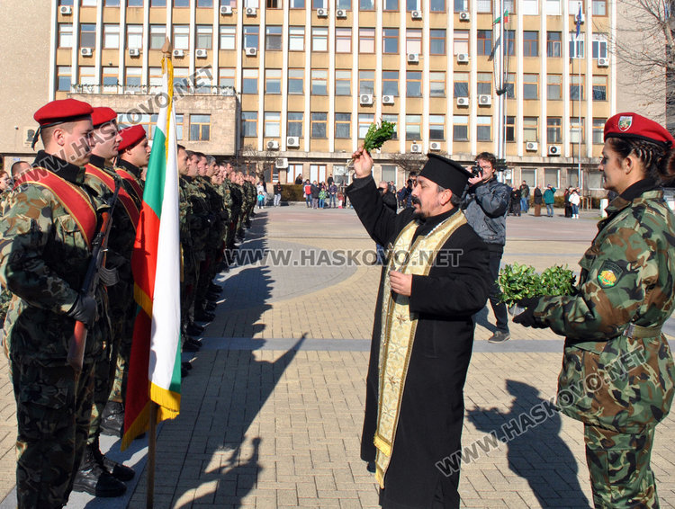 С водосвет осветиха бойните знамена на поделението в Хасково