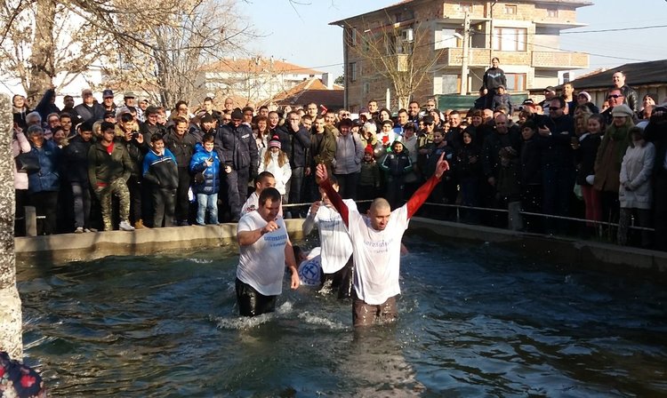 Бивш футболист спаси богоявленския кръст
