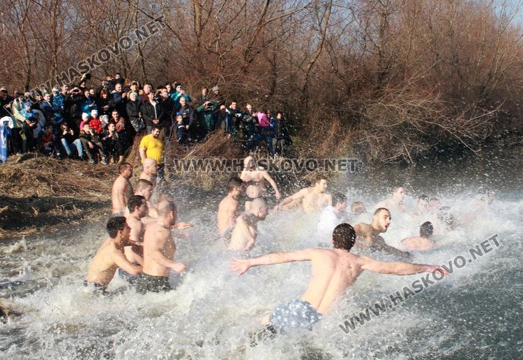 За втора поредна година Янислав извади кръста на Йордановден в Димитровград