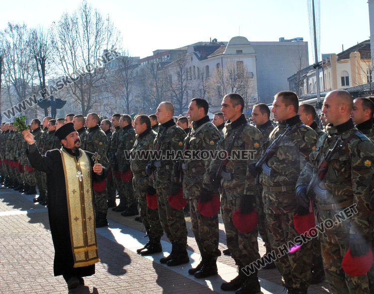 С водосвет осветиха бойните знамена на поделението в Хасково