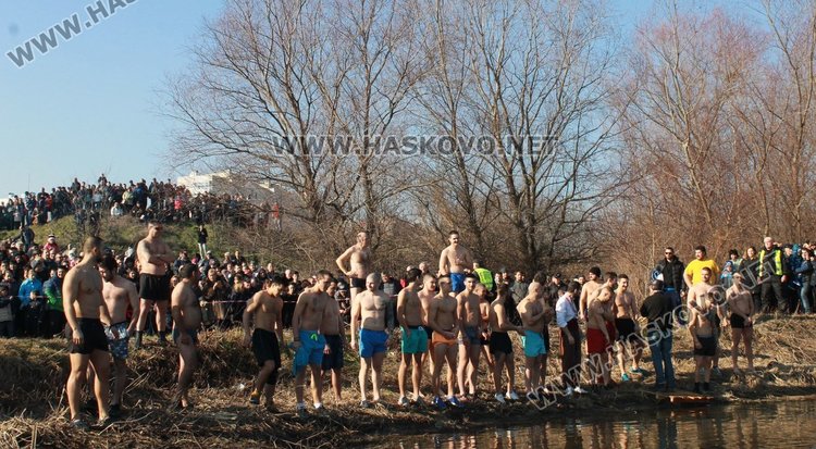 За втора поредна година Янислав извади кръста на Йордановден в Димитровград