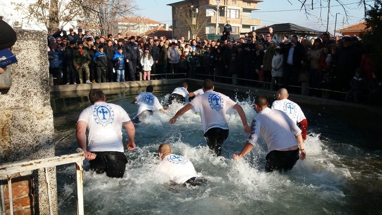 Бивш футболист спаси богоявленския кръст