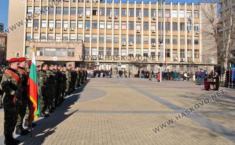 С водосвет осветиха бойните знамена на поделението в Хасково