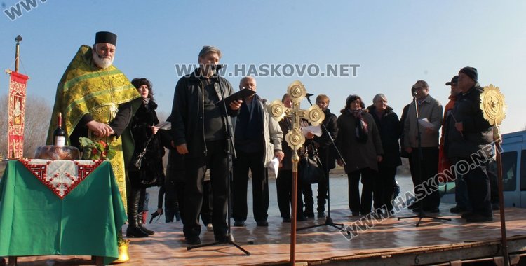 За втора поредна година Янислав извади кръста на Йордановден в Димитровград