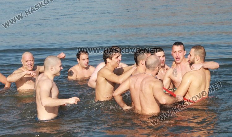 За втора поредна година Янислав извади кръста на Йордановден в Димитровград