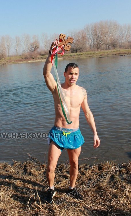 За втора поредна година Янислав извади кръста на Йордановден в Димитровград