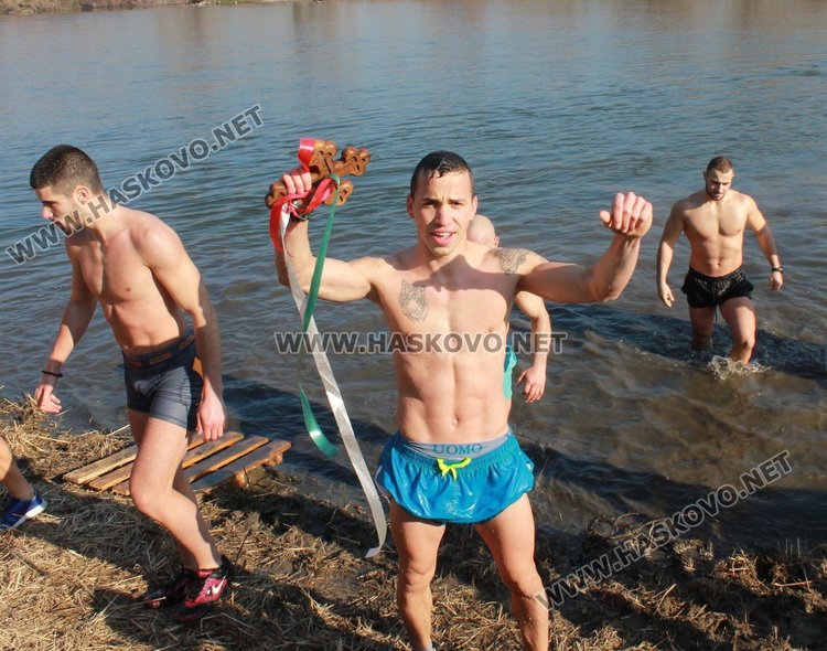 За втора поредна година Янислав извади кръста на Йордановден в Димитровград