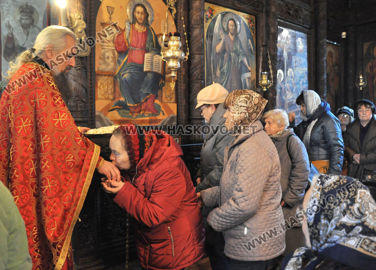 2924 от Хасково с пълни чаши за здраве на имения си ден днес