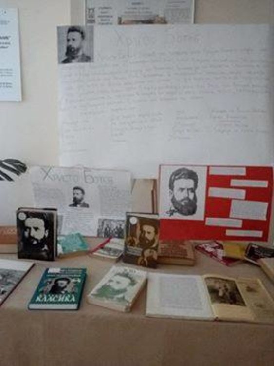Изложба за Ботев украси фоайето на смолянско училище