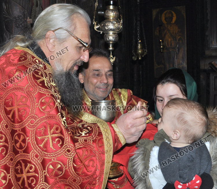 2924 от Хасково с пълни чаши за здраве на имения си ден днес